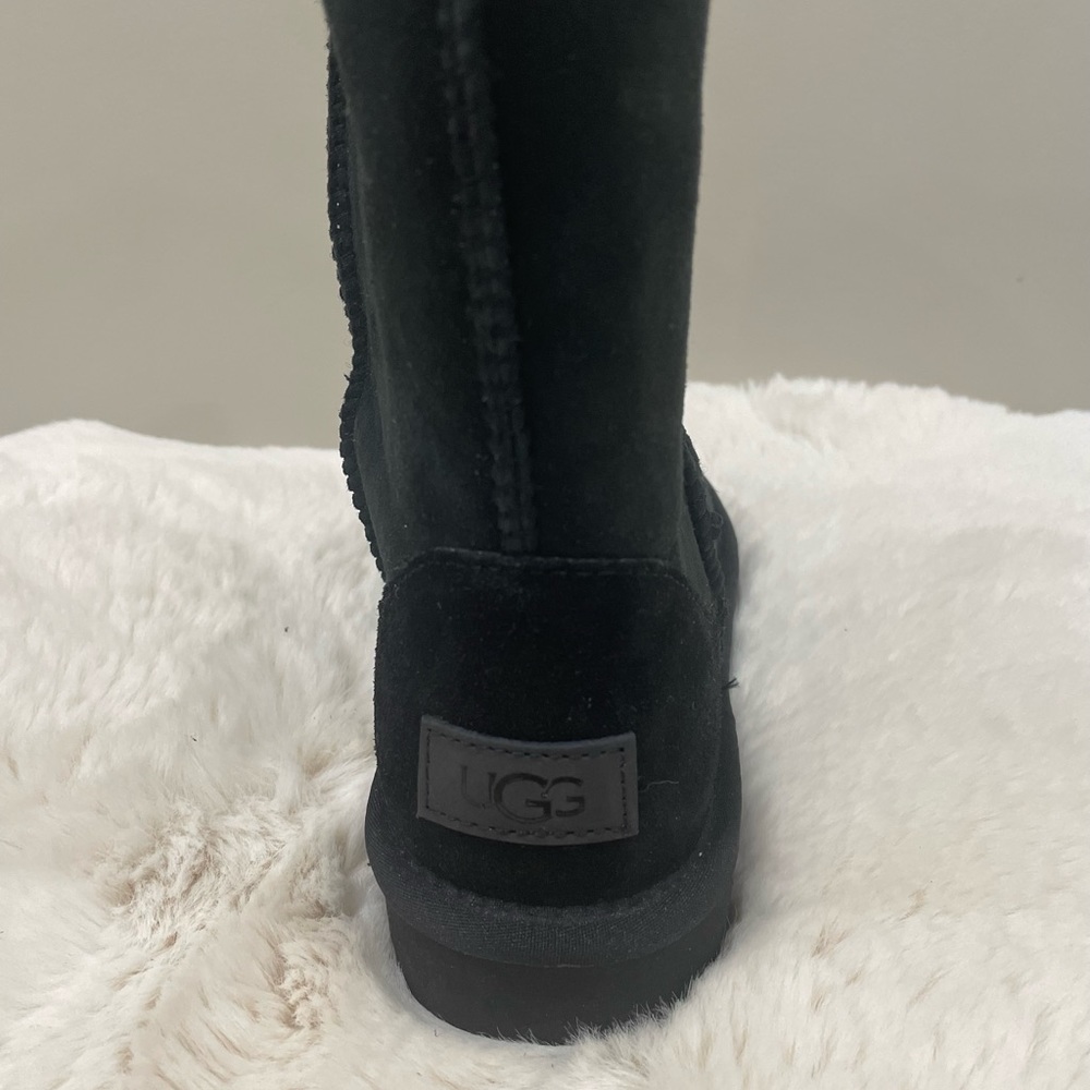 Brand new UGG - Picture 6 of 11